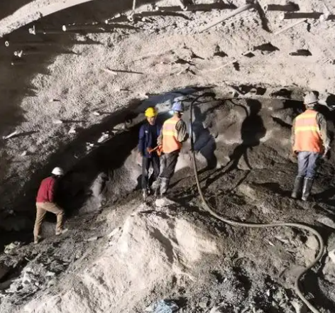 三原拱顶带模注浆料的施工流程及注意事项